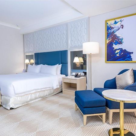 Royce Hotel&Casino Clark Field Esterno foto