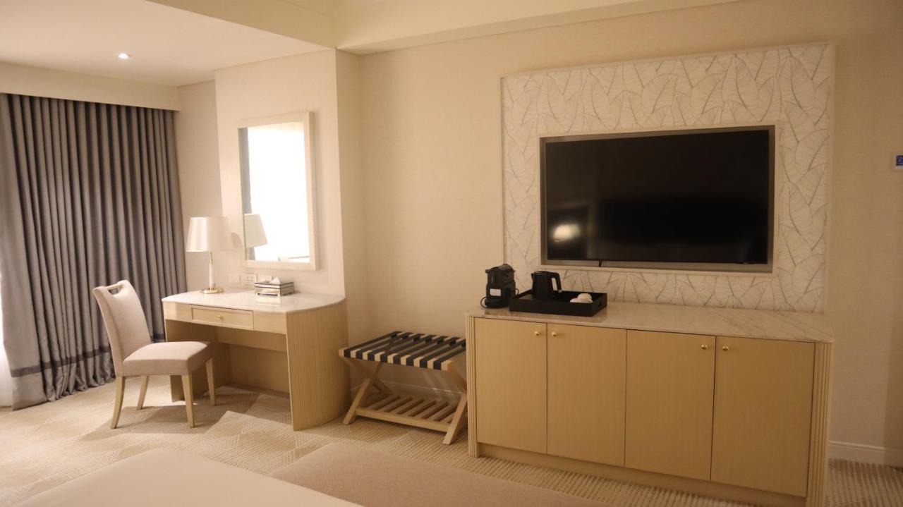 Royce Hotel&Casino Clark Field Esterno foto