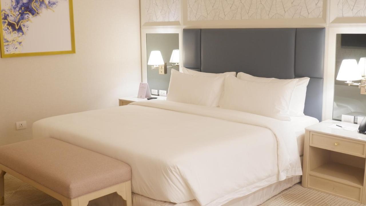 Royce Hotel&Casino Clark Field Esterno foto