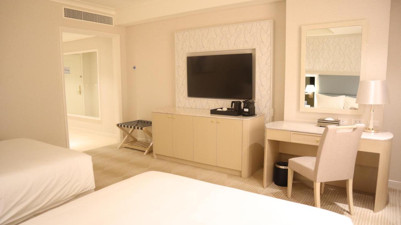 Royce Hotel&Casino Clark Field Esterno foto