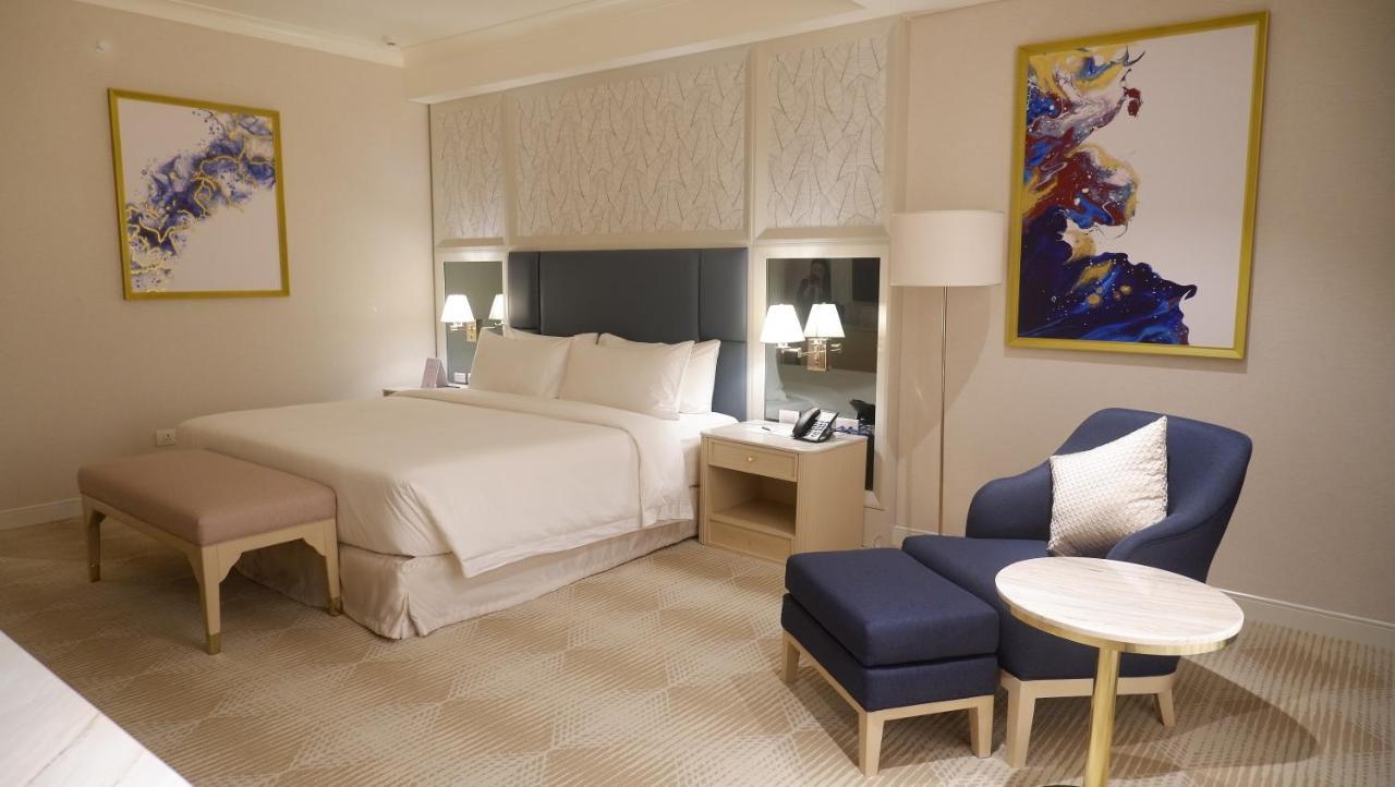 Royce Hotel&Casino Clark Field Esterno foto