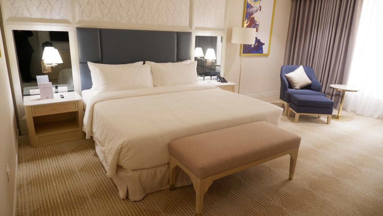 Royce Hotel&Casino Clark Field Esterno foto