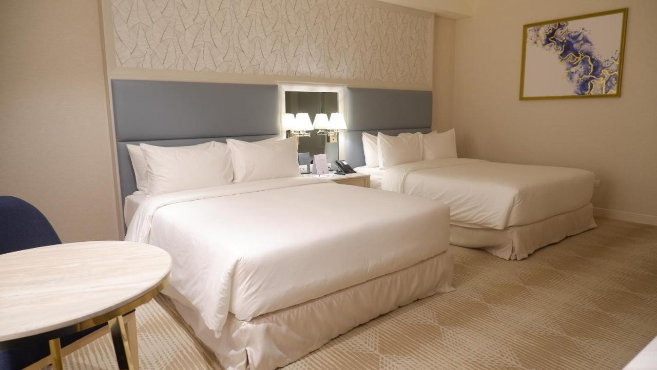 Royce Hotel&Casino Clark Field Esterno foto