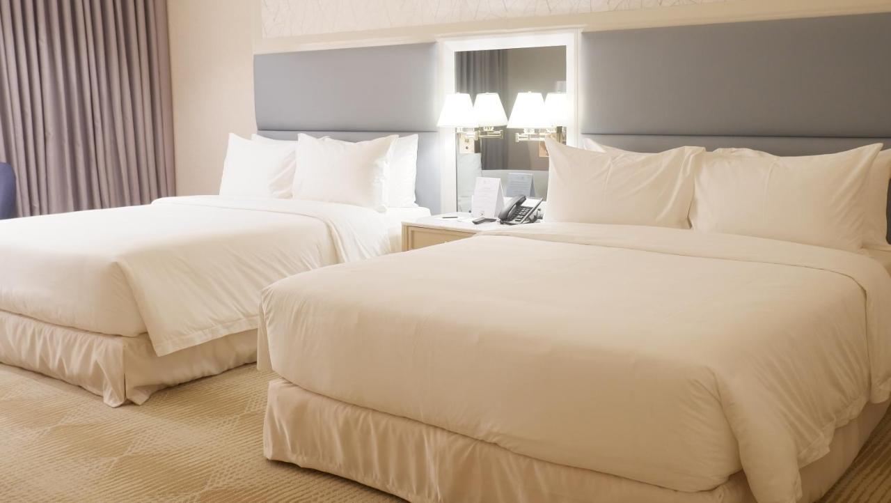 Royce Hotel&Casino Clark Field Esterno foto
