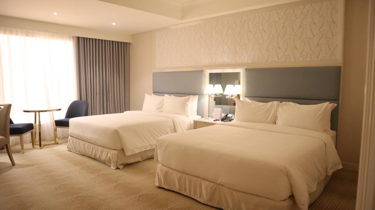 Royce Hotel&Casino Clark Field Esterno foto