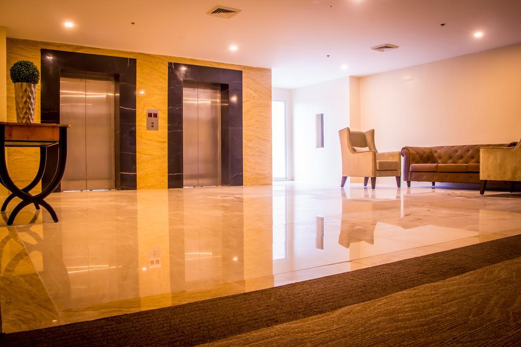 Royce Hotel&Casino Clark Field Esterno foto
