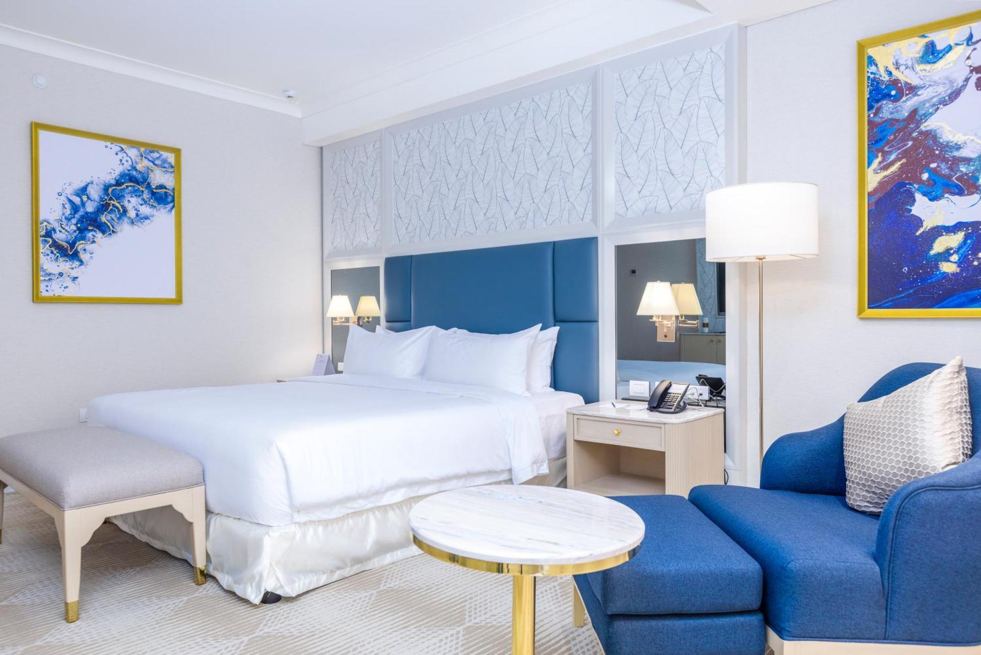 Royce Hotel&Casino Clark Field Esterno foto