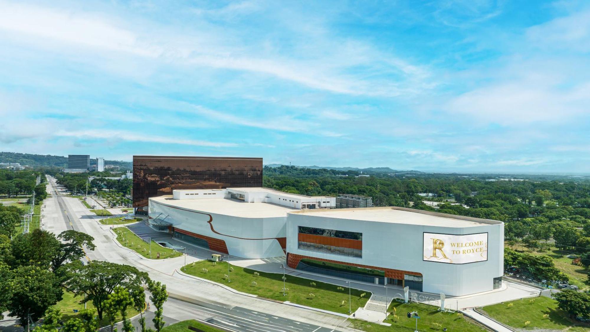 Royce Hotel&Casino Clark Field Esterno foto