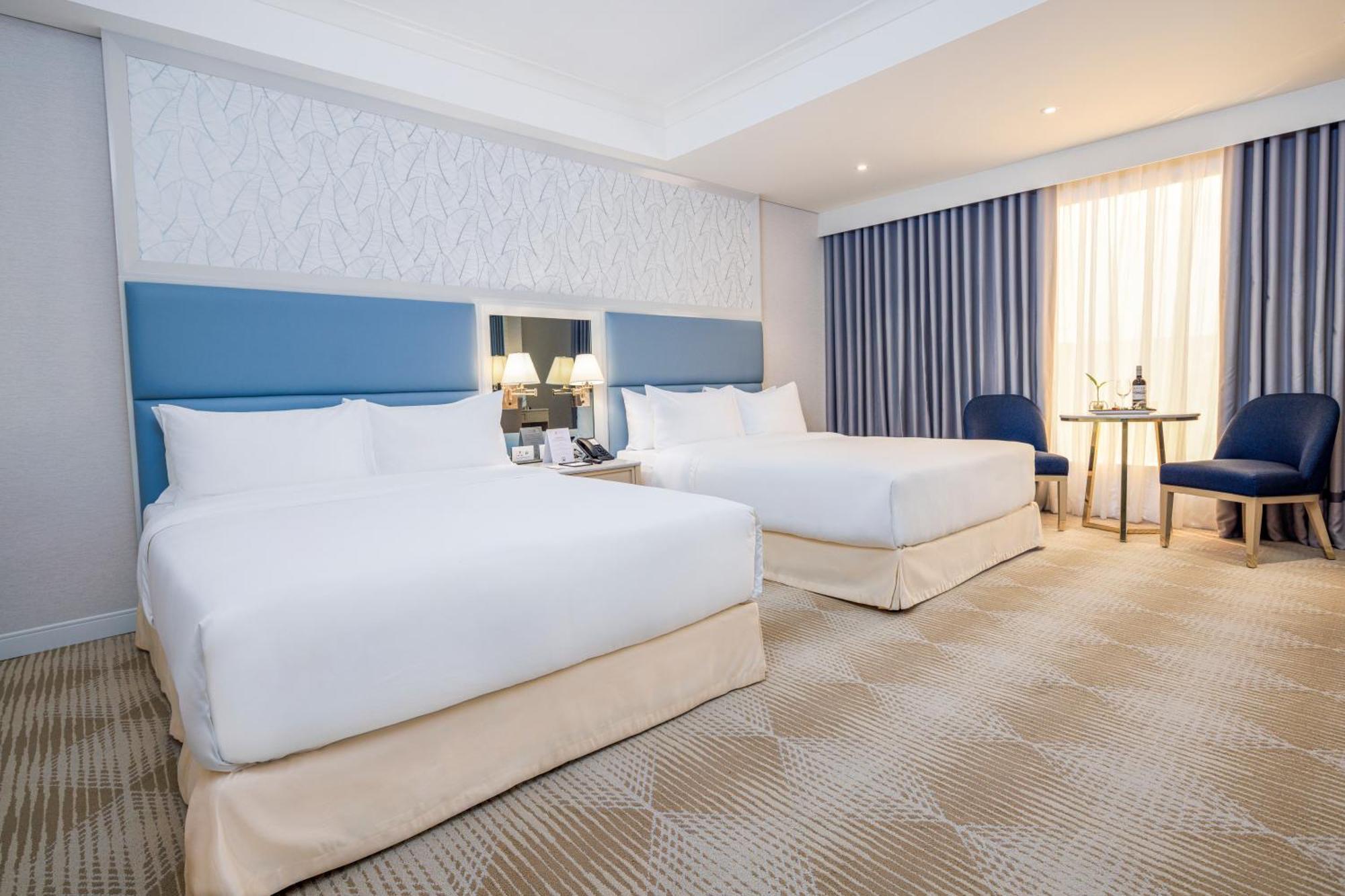 Royce Hotel&Casino Clark Field Esterno foto