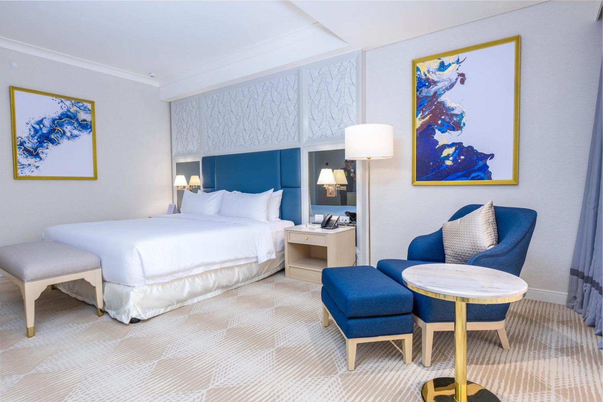 Royce Hotel&Casino Clark Field Esterno foto