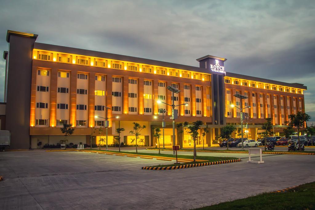 Royce Hotel&Casino Clark Field Esterno foto