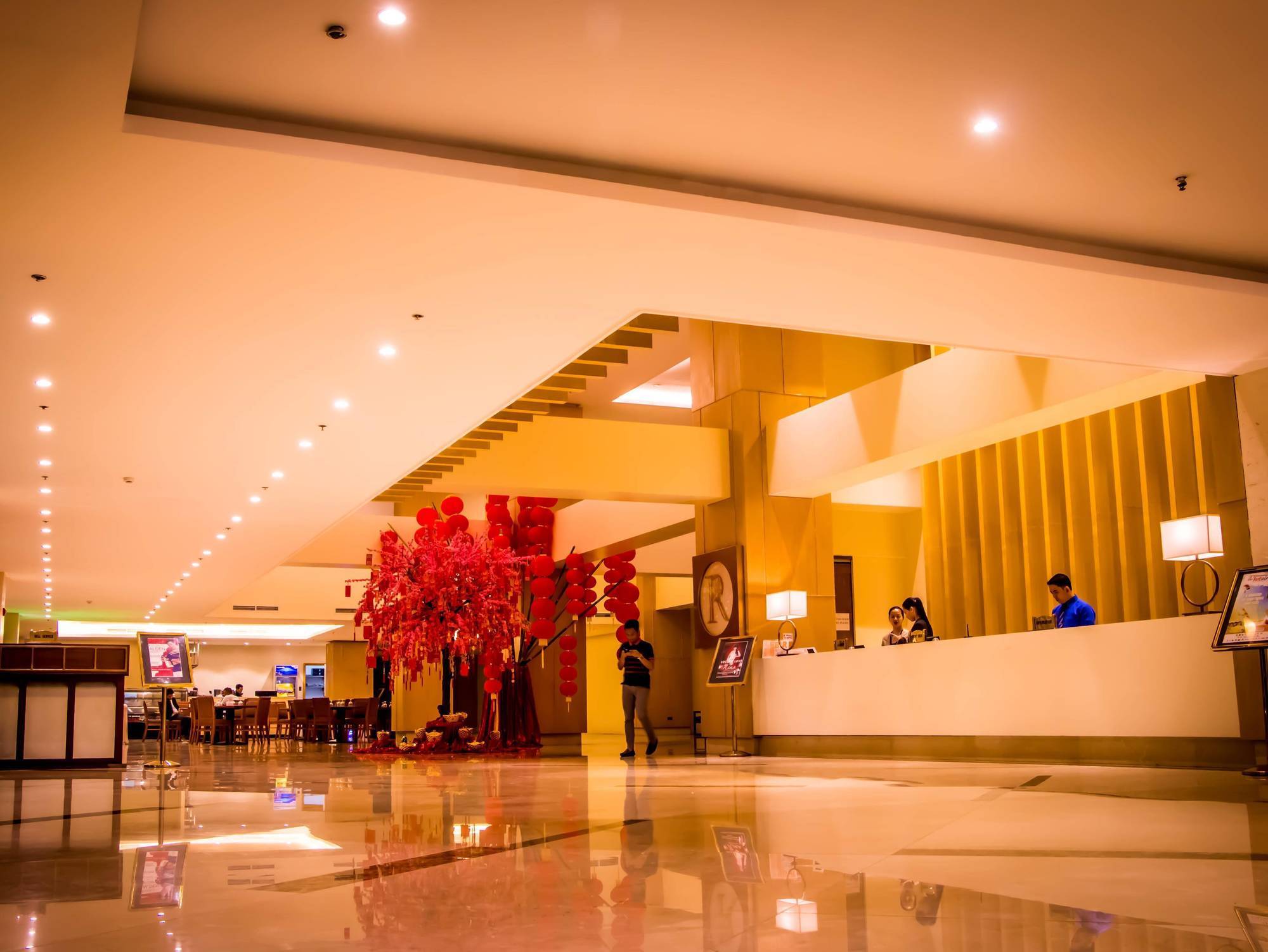 Royce Hotel&Casino Clark Field Esterno foto