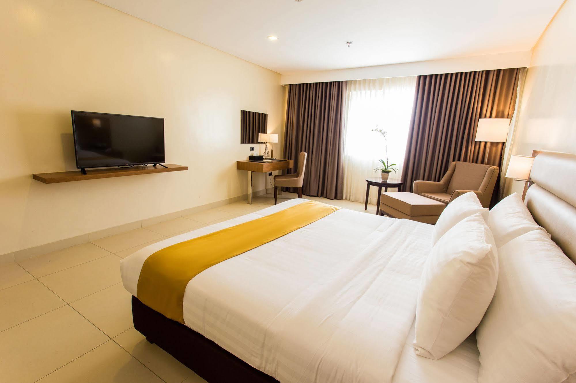 Royce Hotel&Casino Clark Field Esterno foto