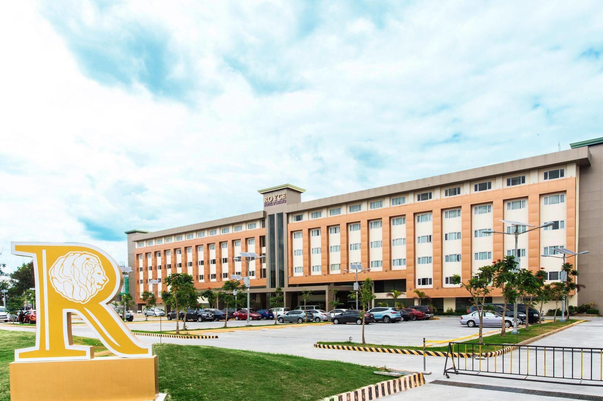 Royce Hotel&Casino Clark Field Esterno foto