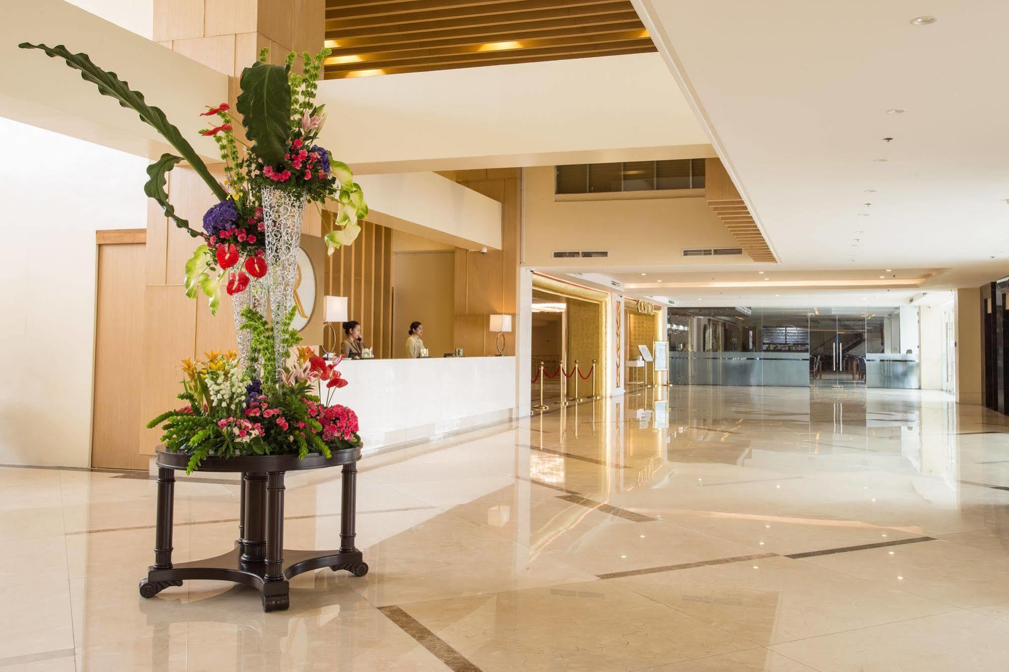 Royce Hotel&Casino Clark Field Esterno foto