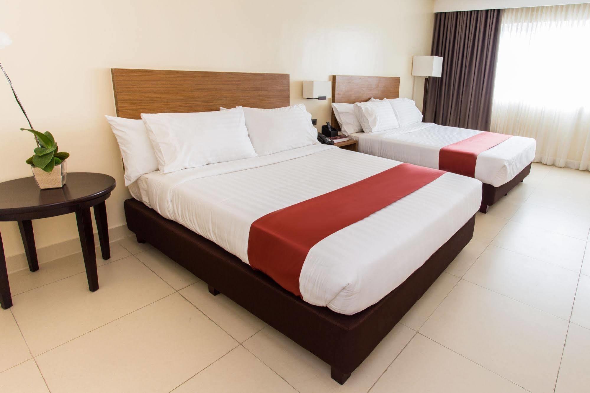 Royce Hotel&Casino Clark Field Esterno foto