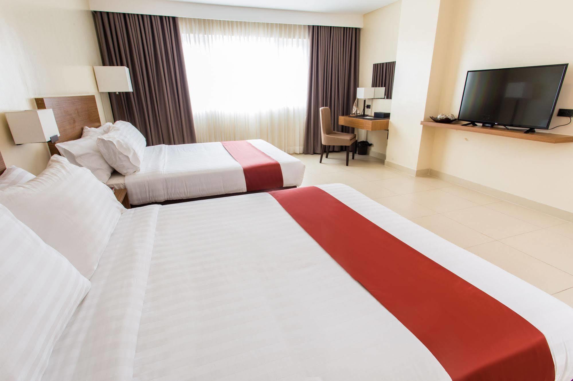 Royce Hotel&Casino Clark Field Esterno foto
