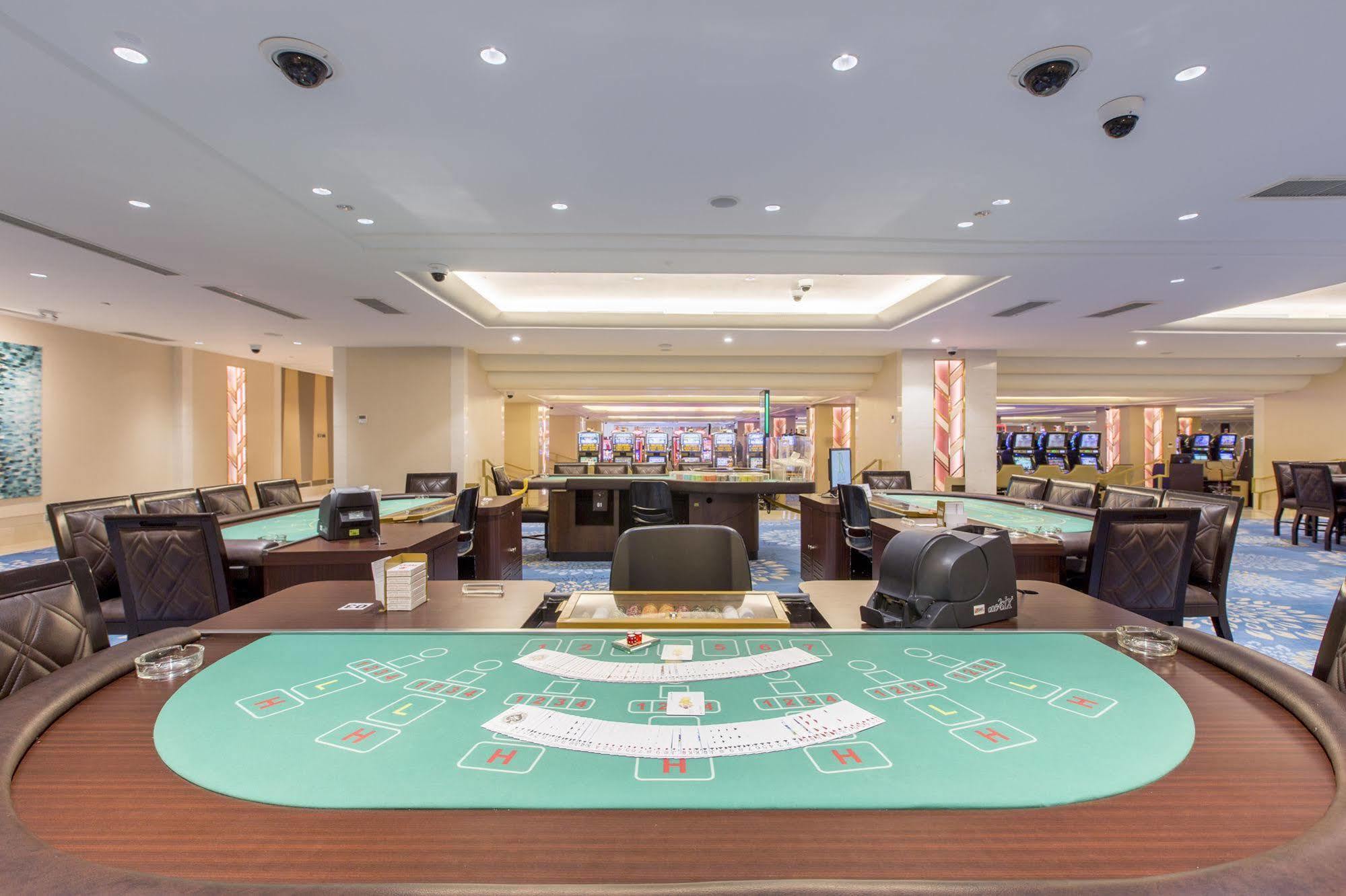 Royce Hotel&Casino Clark Field Esterno foto