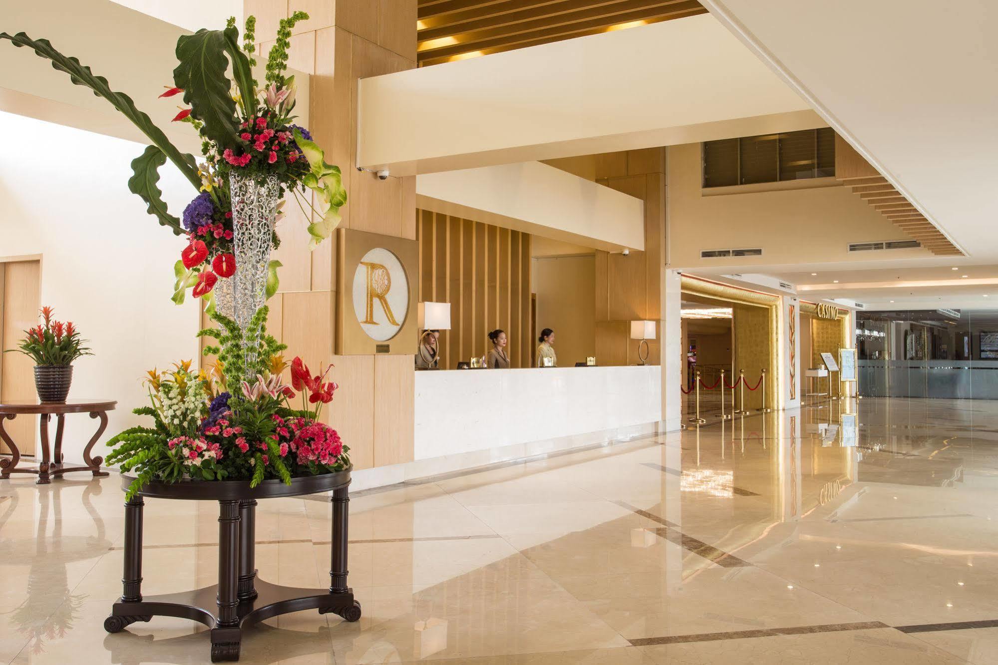 Royce Hotel&Casino Clark Field Esterno foto